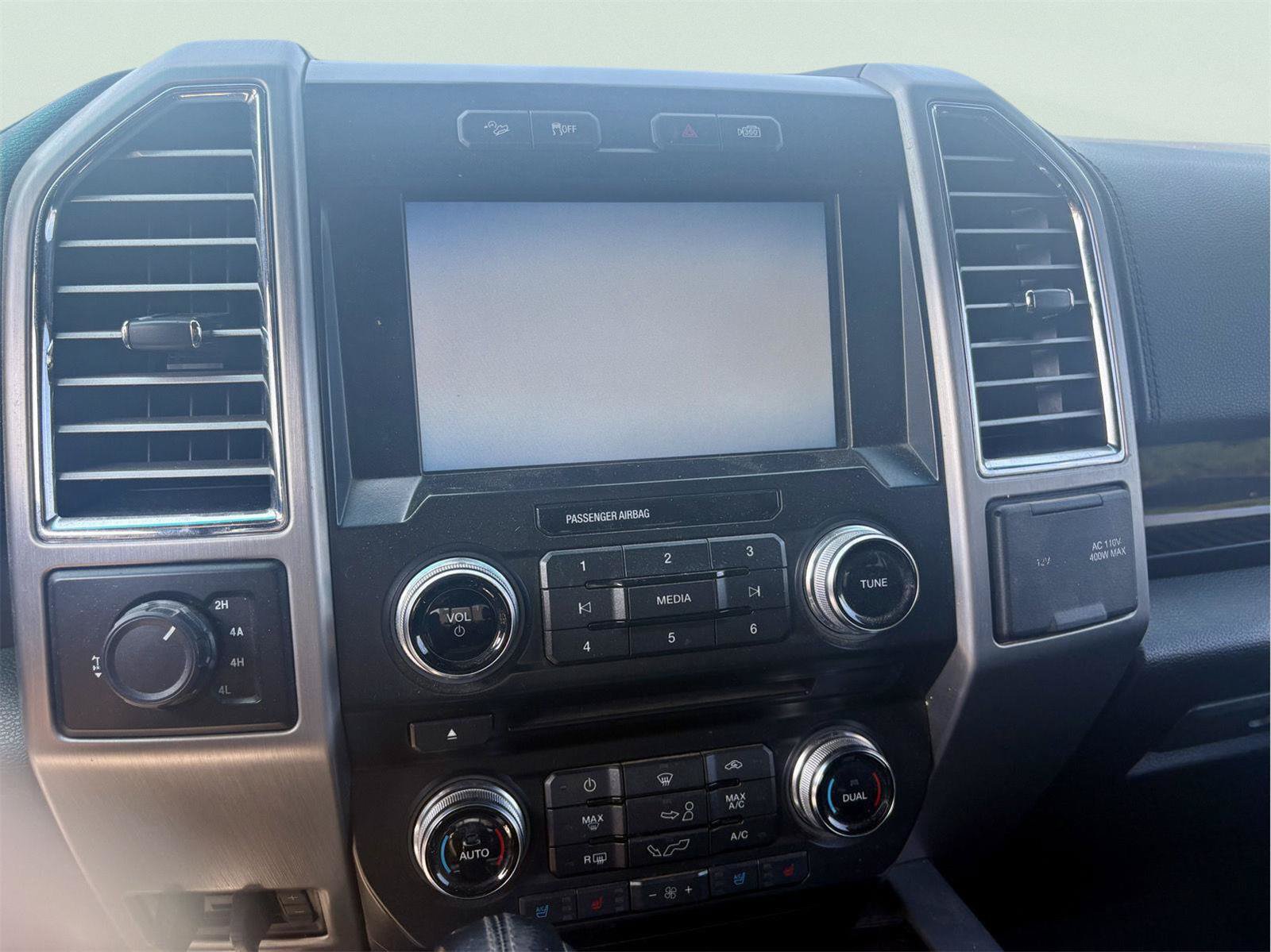 Used 2015 Ford F150 Platinum w/ Equipment Group 701A Luxury AWD/4WD image 19