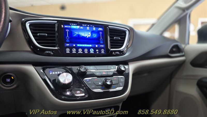 Used 2017 Chrysler Pacifica Touring FWD image 19