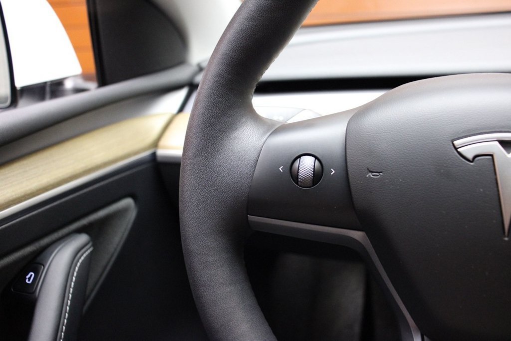 Used 2023 Tesla Model Y Long Range AWD/4WD image 30