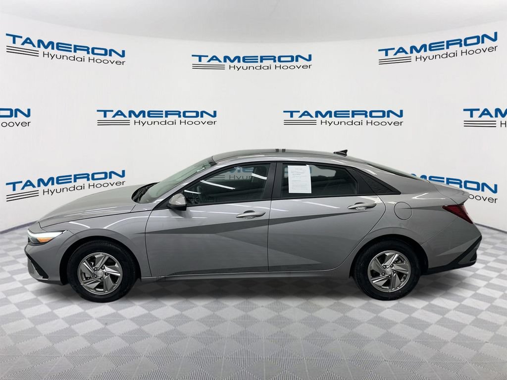 Used 2026 Hyundai Elantra SE w/ Cargo Package FWD image 2