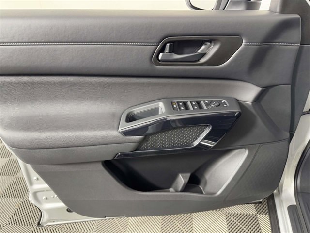 Used 2025 Nissan Pathfinder S image 17