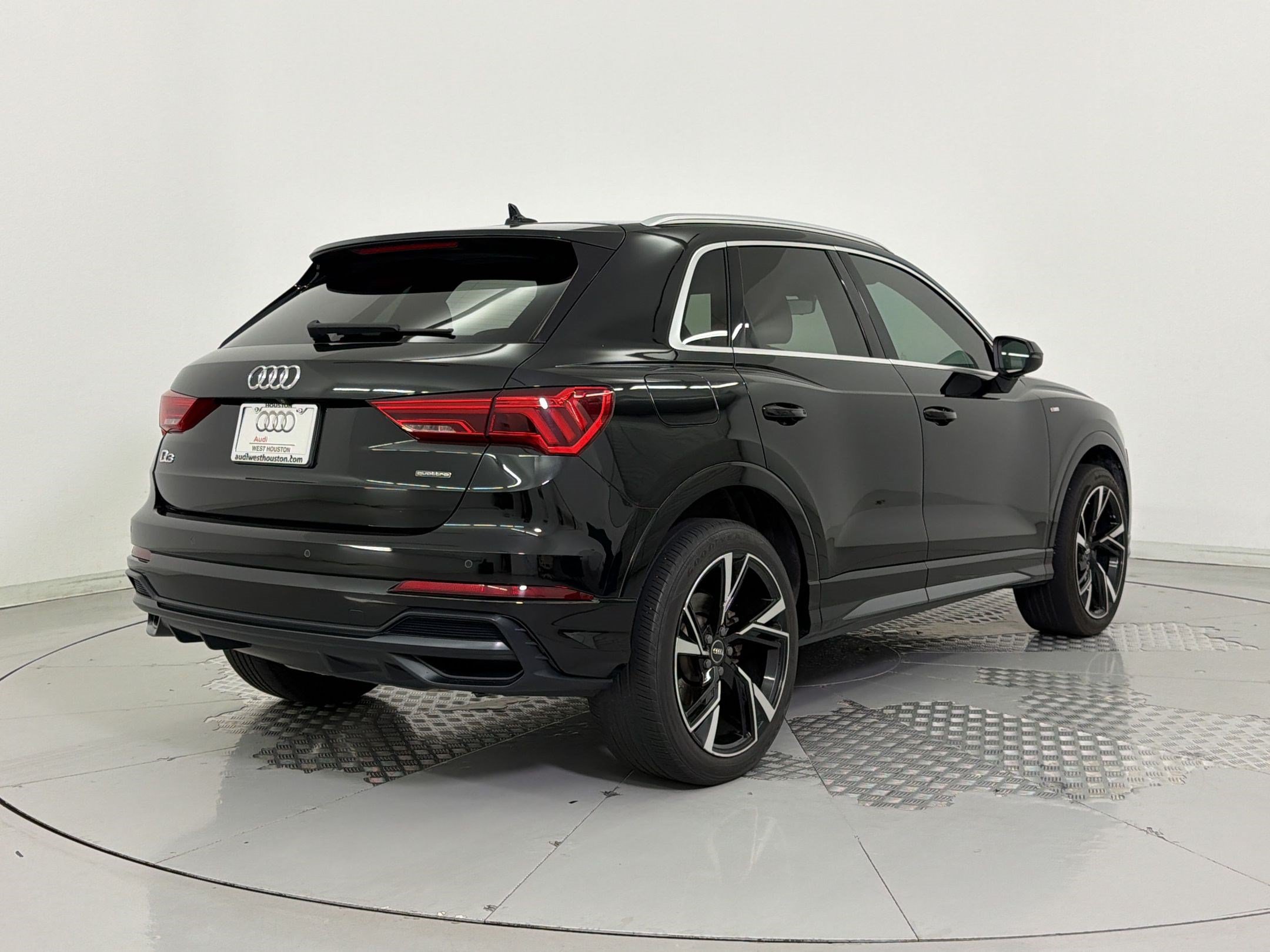 Used 2020 Audi Q3 2.0T Premium w/ Convenience Package AWD/4WD image 9