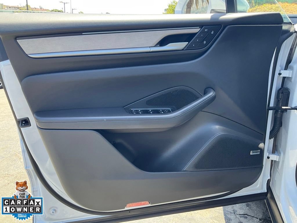 Used 2025 Porsche Macan 4S Electric AWD/4WD image 23