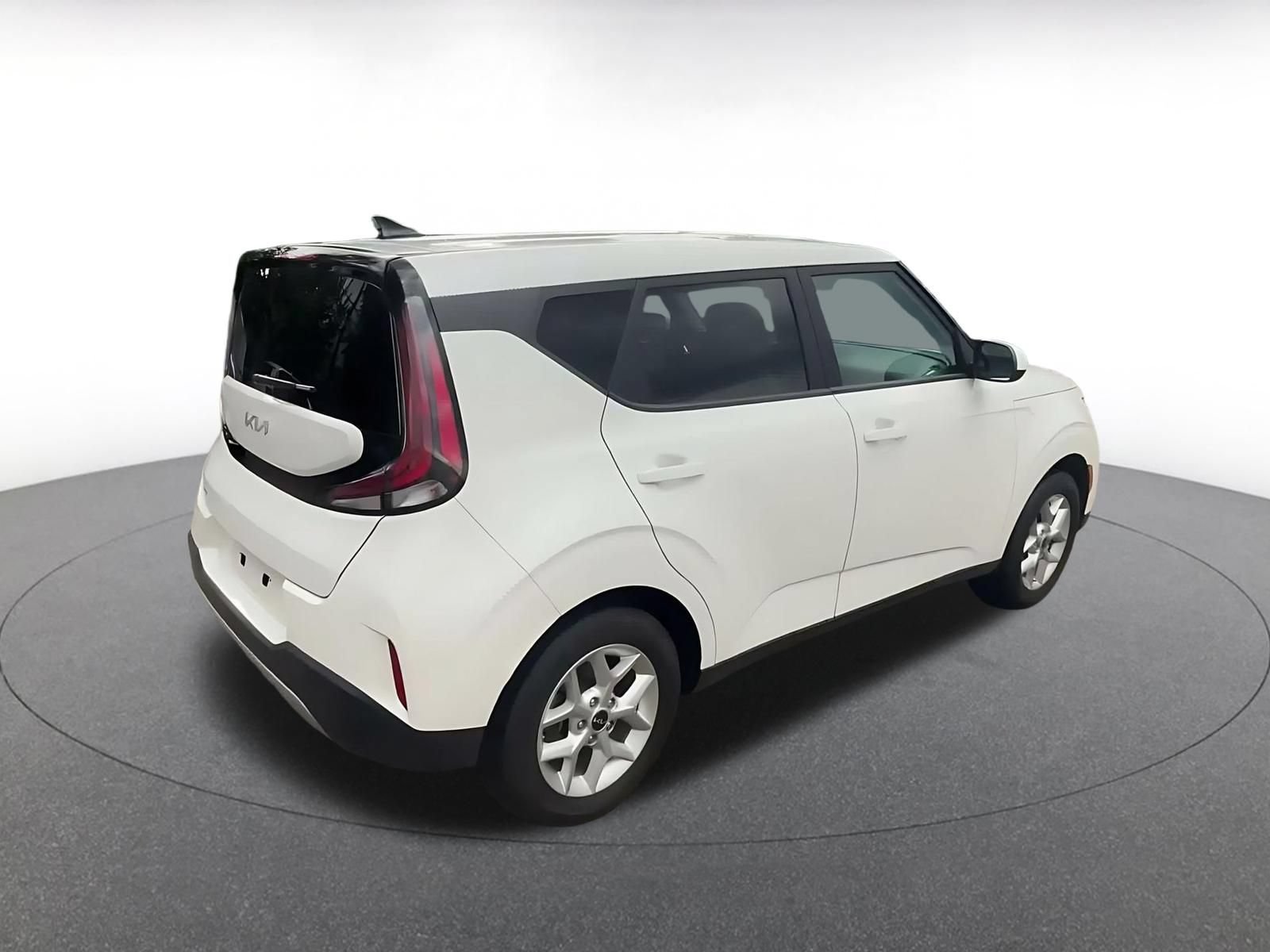 Used 2025 Kia Soul LX w/ LX Technology Package FWD image 13