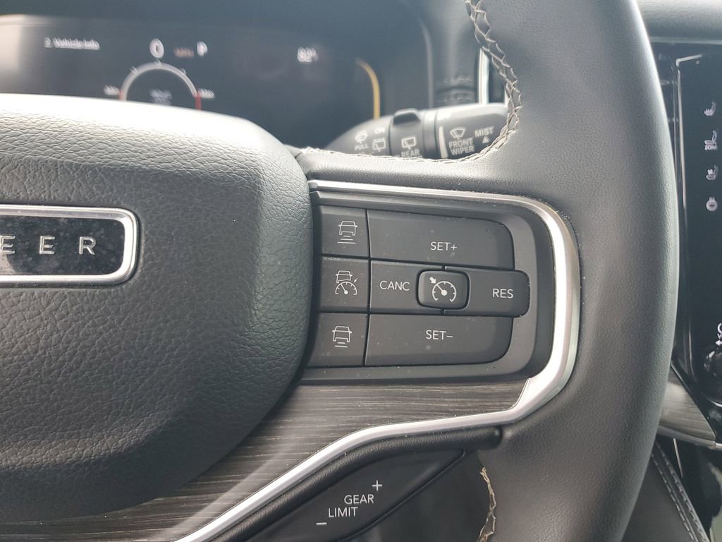 Used 2023 Jeep Wagoneer L Series II AWD/4WD image 27