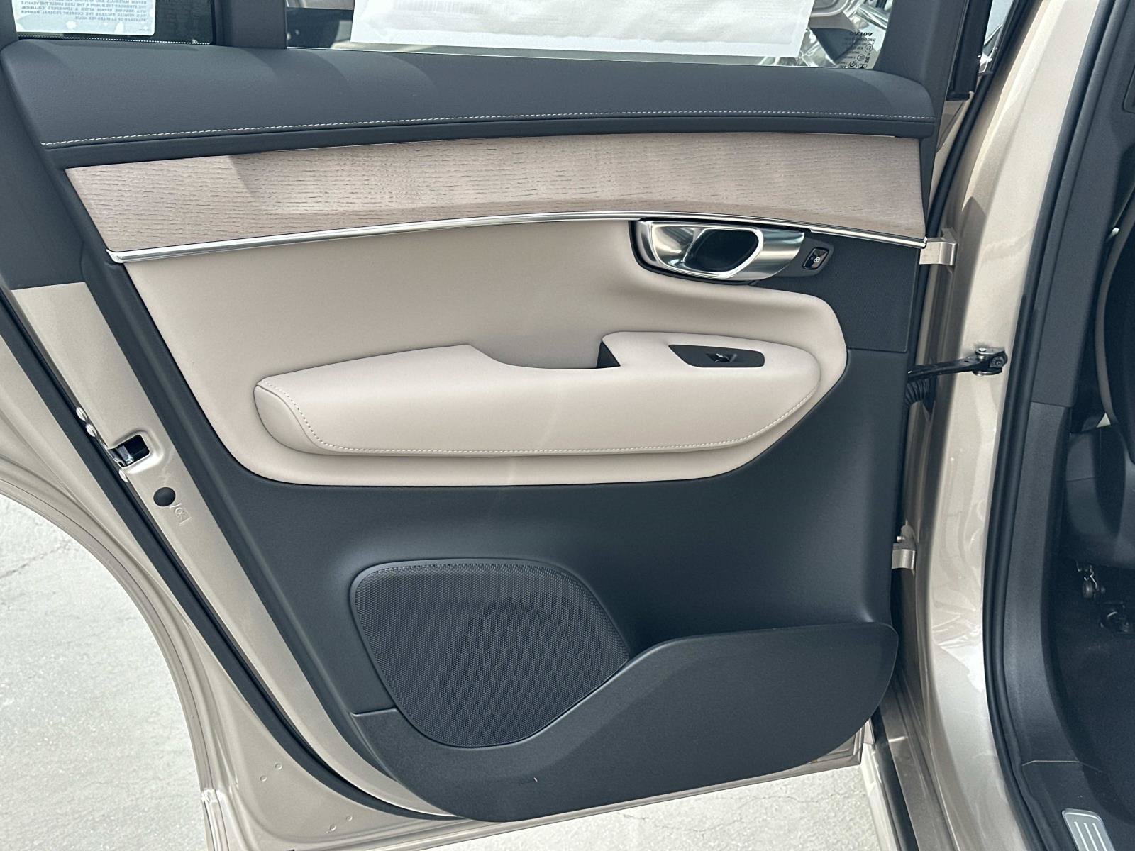New 2026 Volvo XC90 T8 Plus w/ Protection Package Premier AWD/4WD image 16