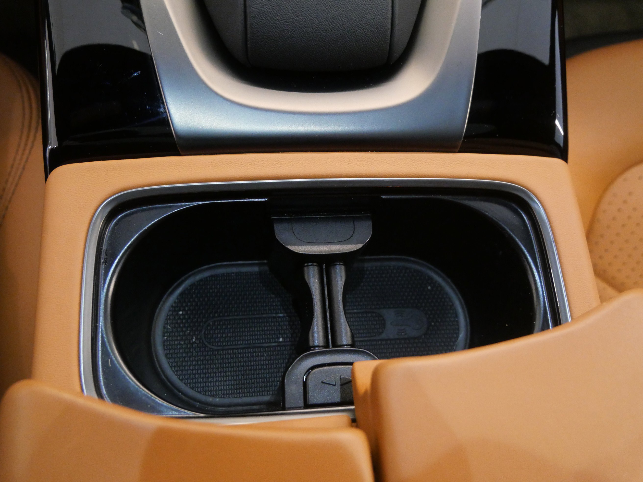 Used 2023 Aston Martin DBX image 29