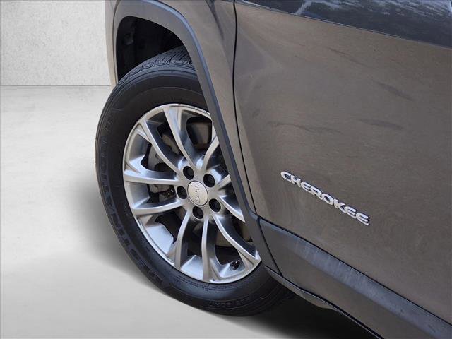 Used 2019 Jeep Cherokee Latitude Plus FWD image 8
