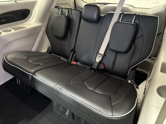Used 2023 Chrysler Pacifica Limited FWD image 15