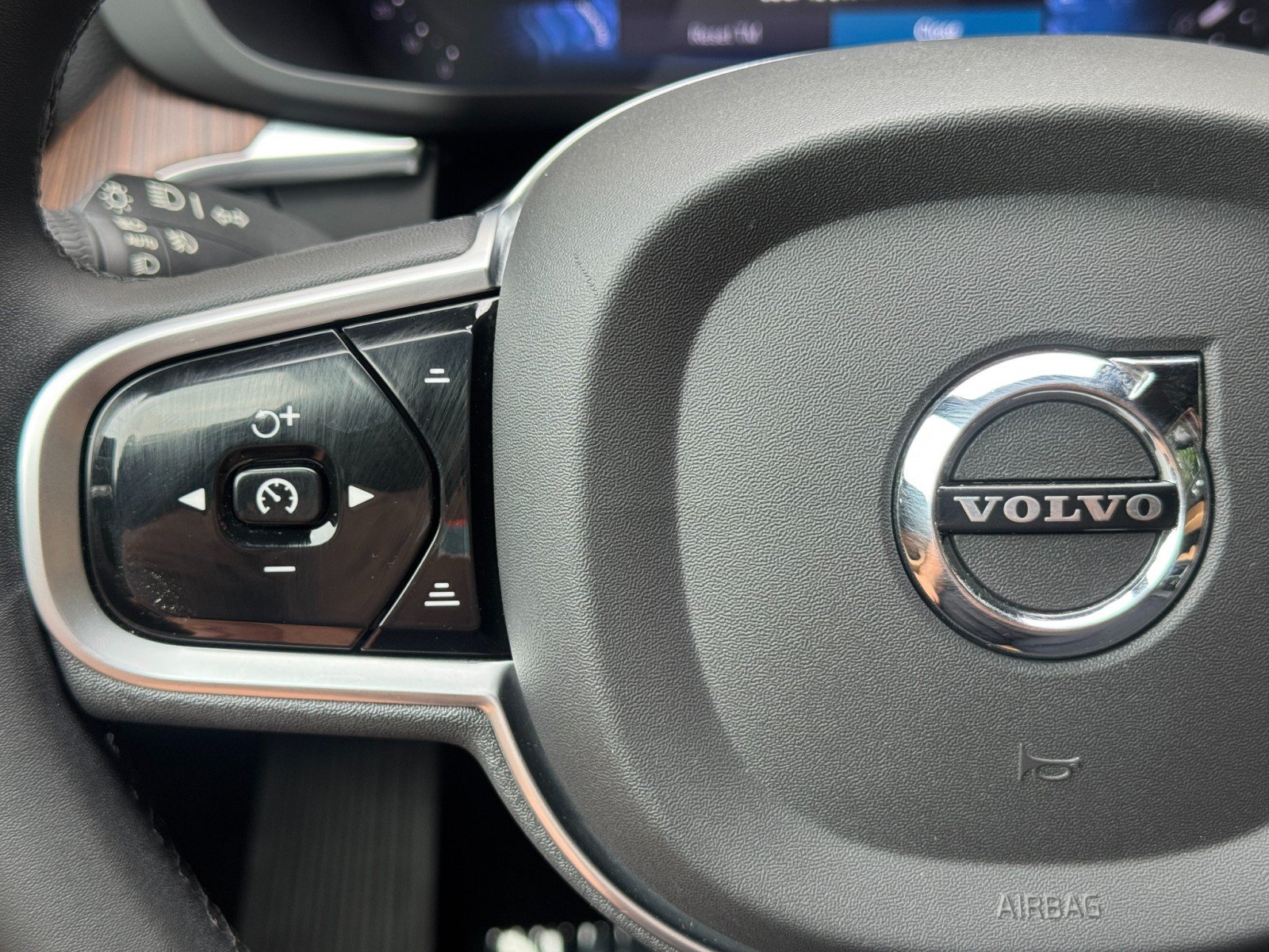 Used 2023 Volvo XC60 B5 Ultimate w/ Climate Package FWD image 23