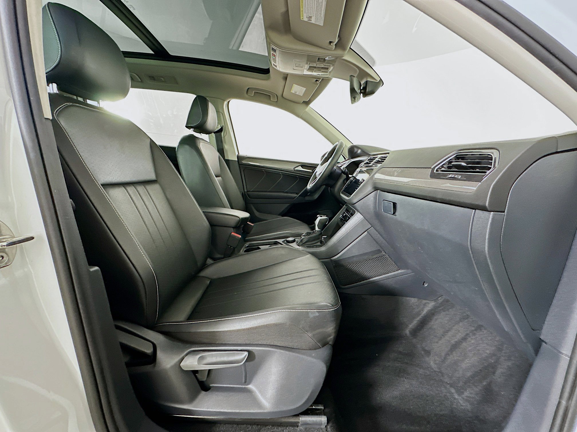 Used 2022 Volkswagen Tiguan SE image 30