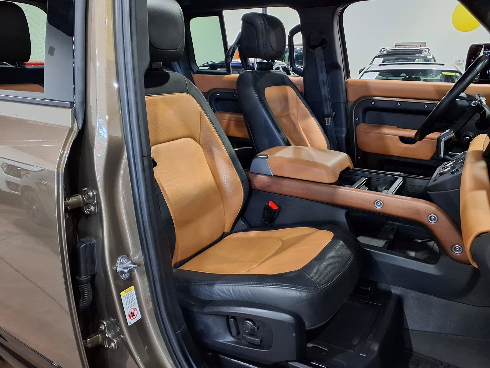 Used 2024 Land Rover Defender 110 X-Dynamic SE AWD/4WD image 21