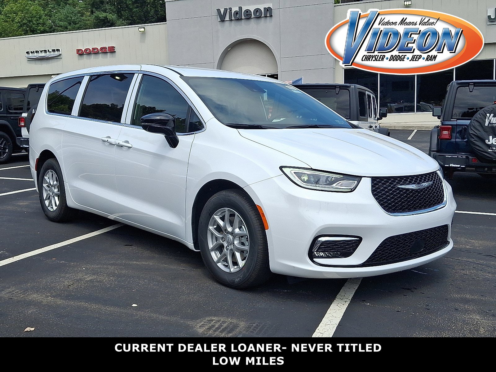 New 2026 Chrysler Pacifica Select