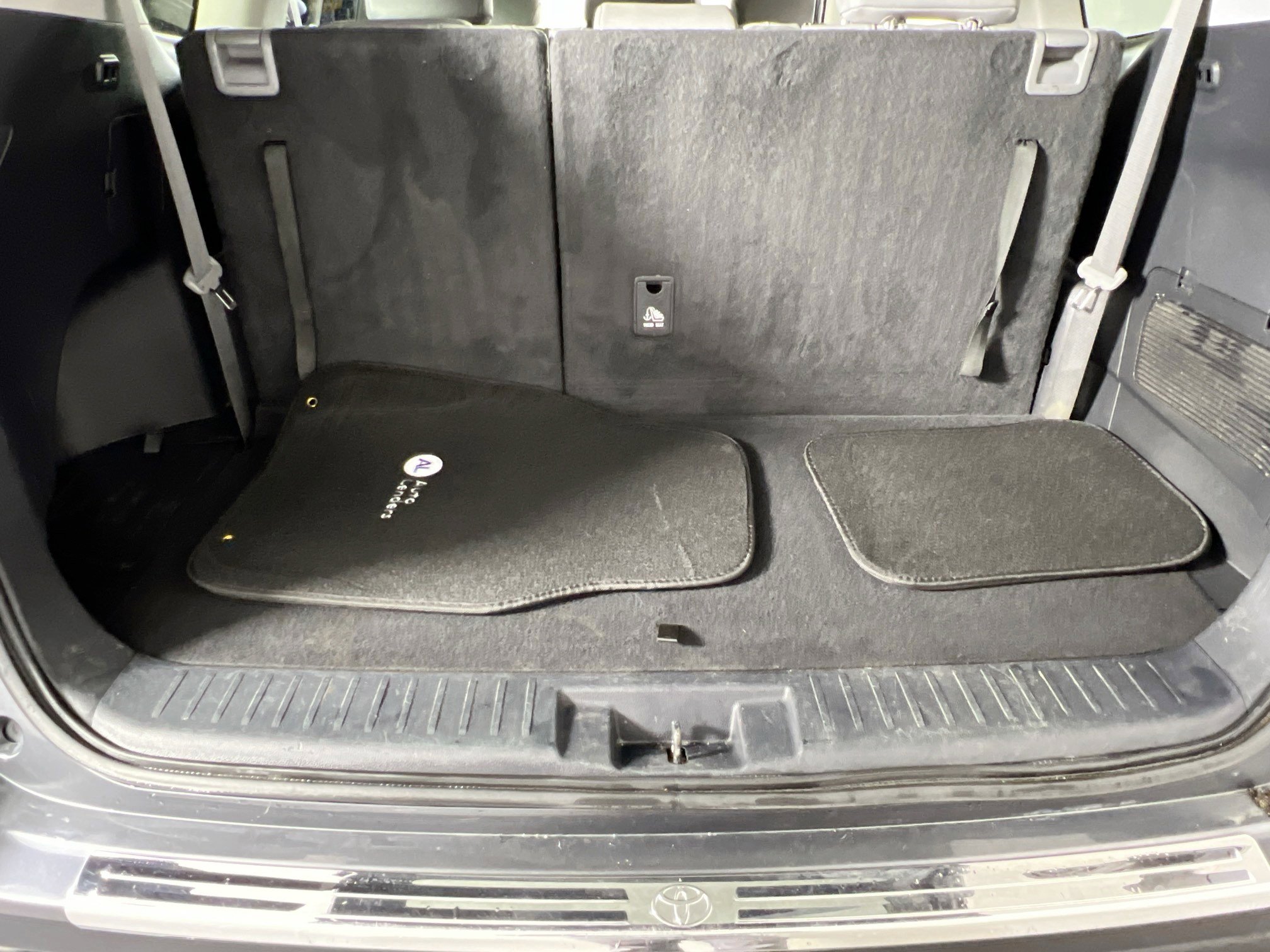 Used 2020 Toyota Highlander XLE image 25