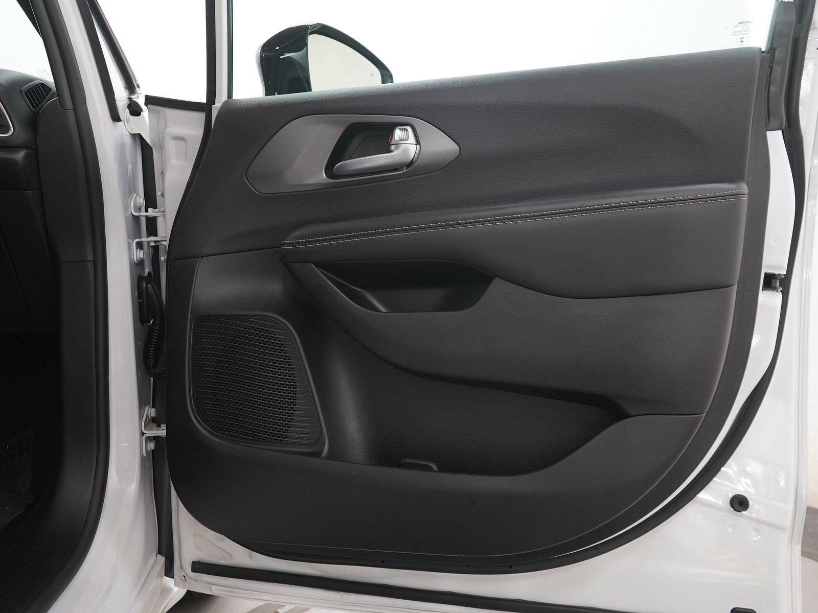 Used 2025 Chrysler Pacifica Select FWD image 9