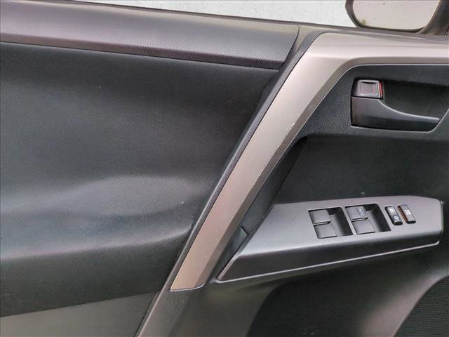 Used 2018 Toyota RAV4 LE image 11