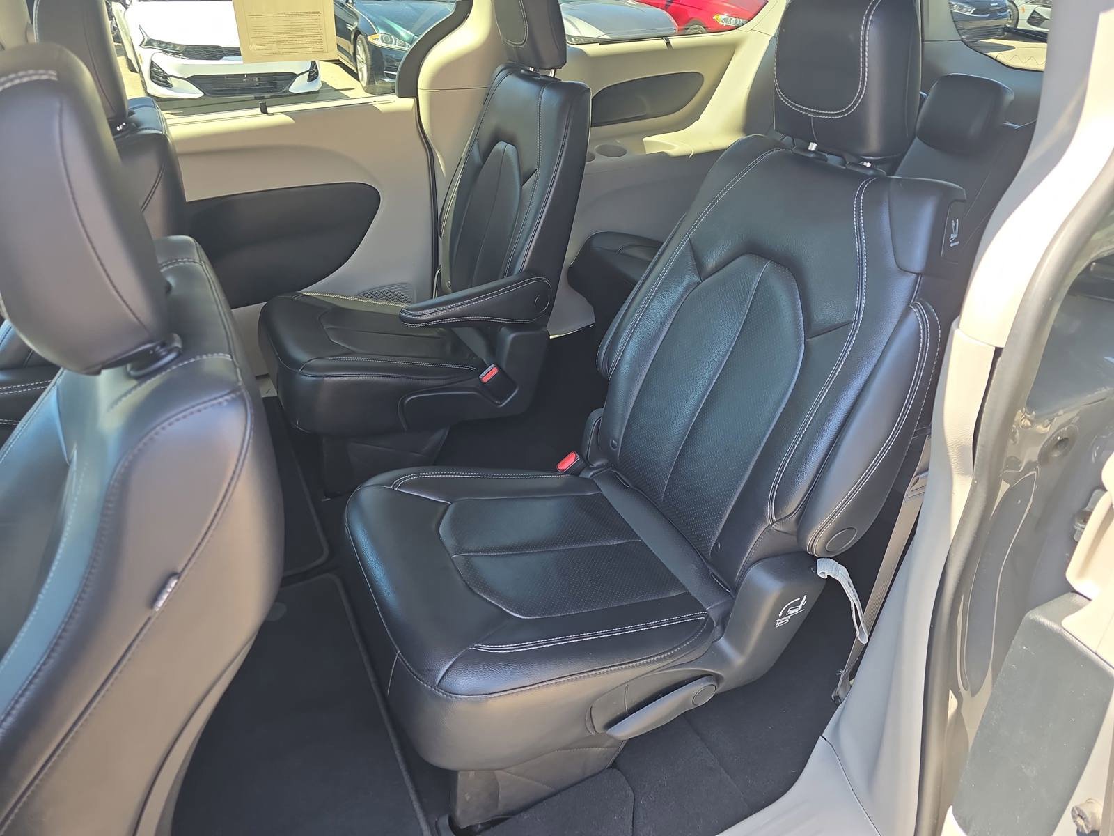 Used 2022 Chrysler Pacifica Touring-L FWD image 15