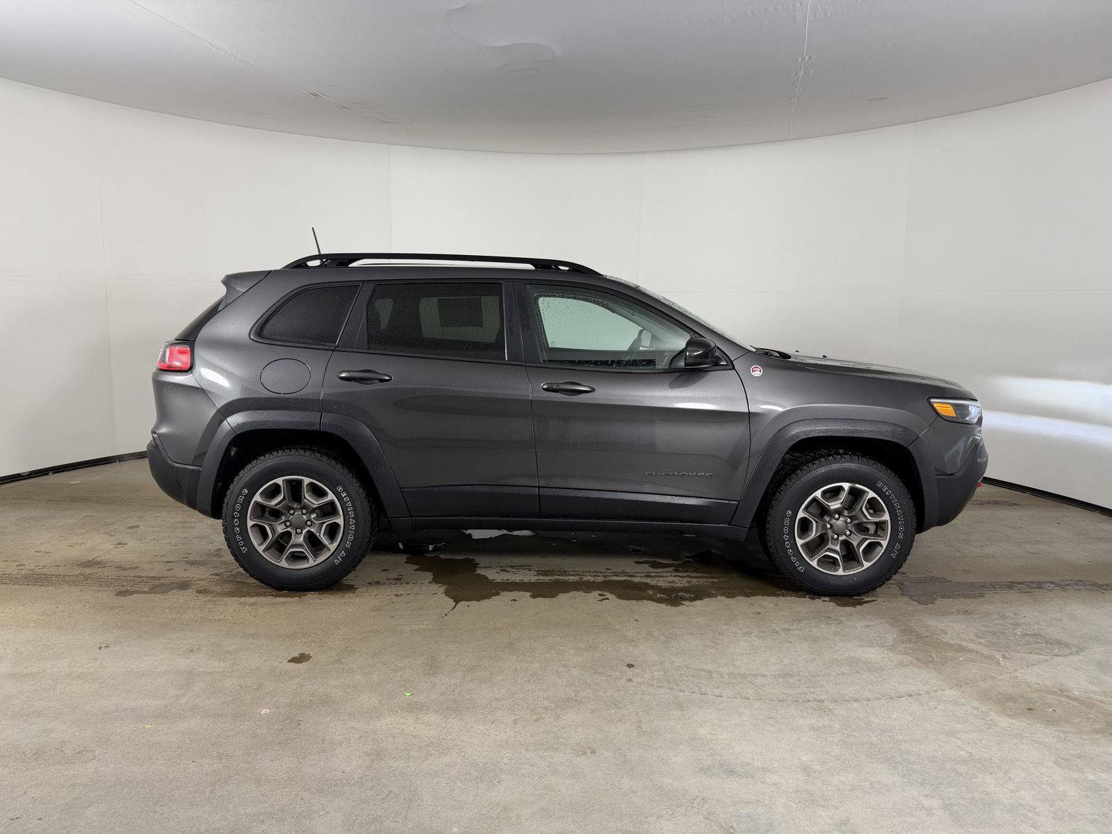 Used 2022 Jeep Cherokee Trailhawk image 6