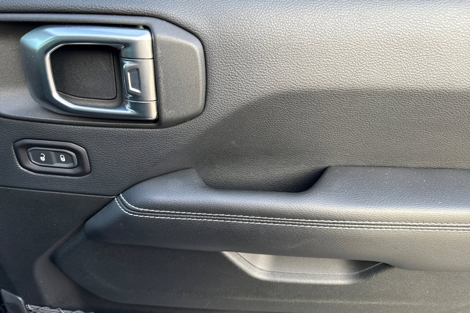 Used 2018 Jeep Wrangler Unlimited Sahara image 21