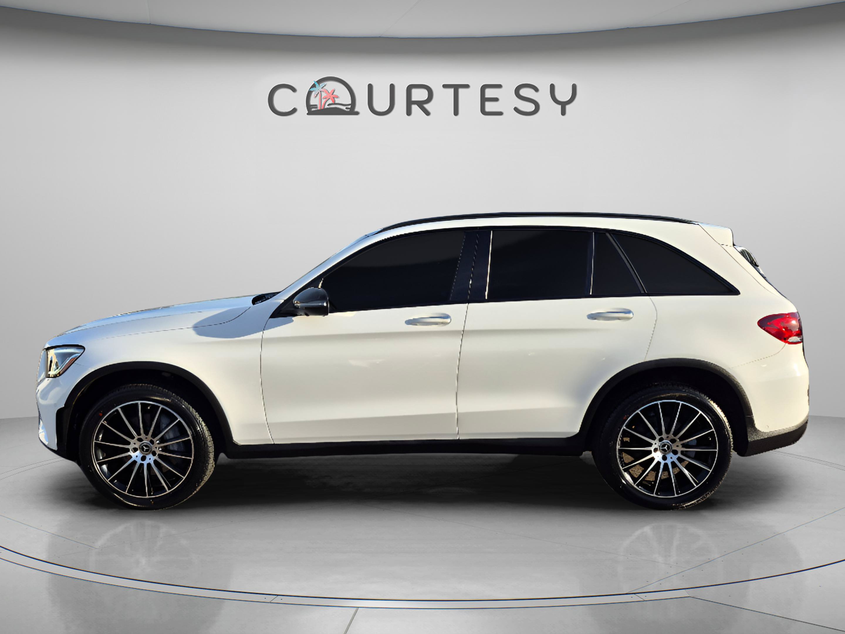 Used 2022 Mercedes-Benz GLC 300 image 2