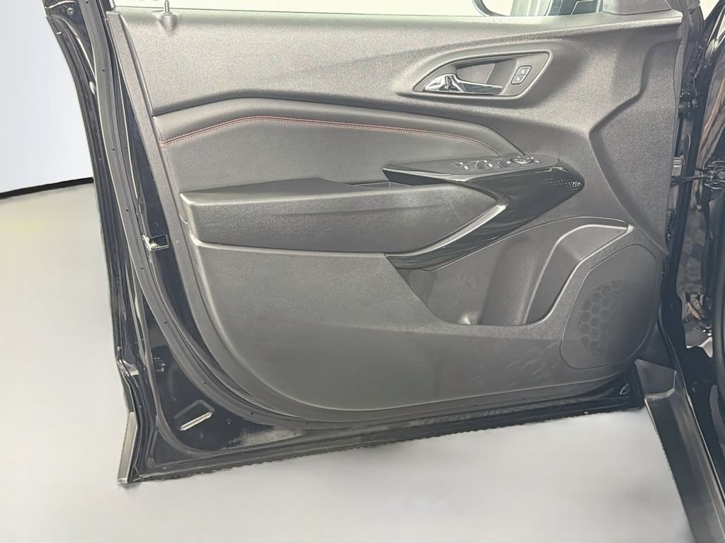 Used 2025 Chevrolet Trax RS w/ Sunroof Package FWD image 17