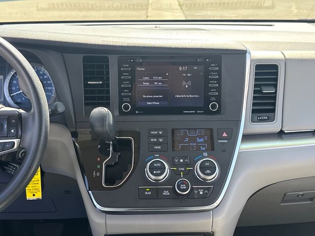 Used 2018 Toyota Sienna LE w/ Carpet Mat Package FWD image 17