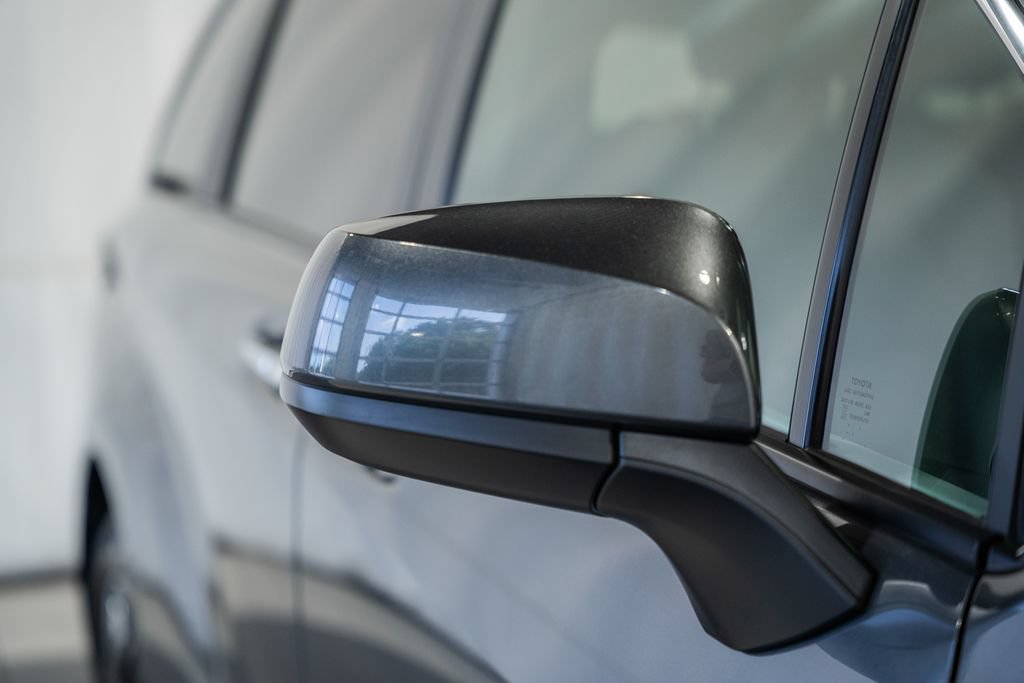 Used 2025 Toyota Sienna XLE FWD image 16