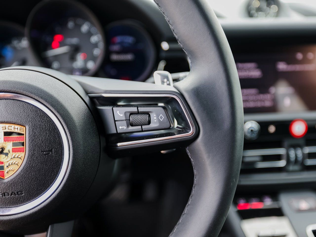 Certified 2025 Porsche Macan AWD/4WD image 16