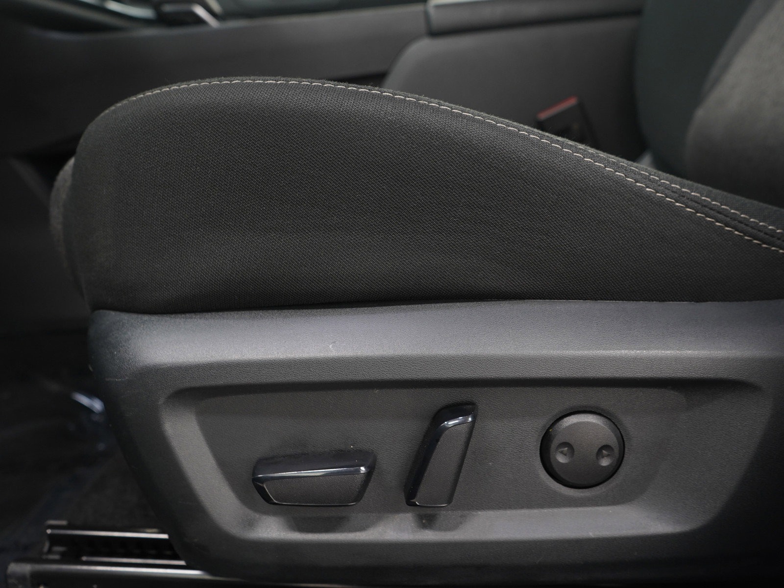 Used 2025 Nissan Rogue SV image 25