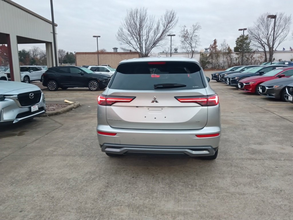 Used 2025 Mitsubishi Outlander SE image 10