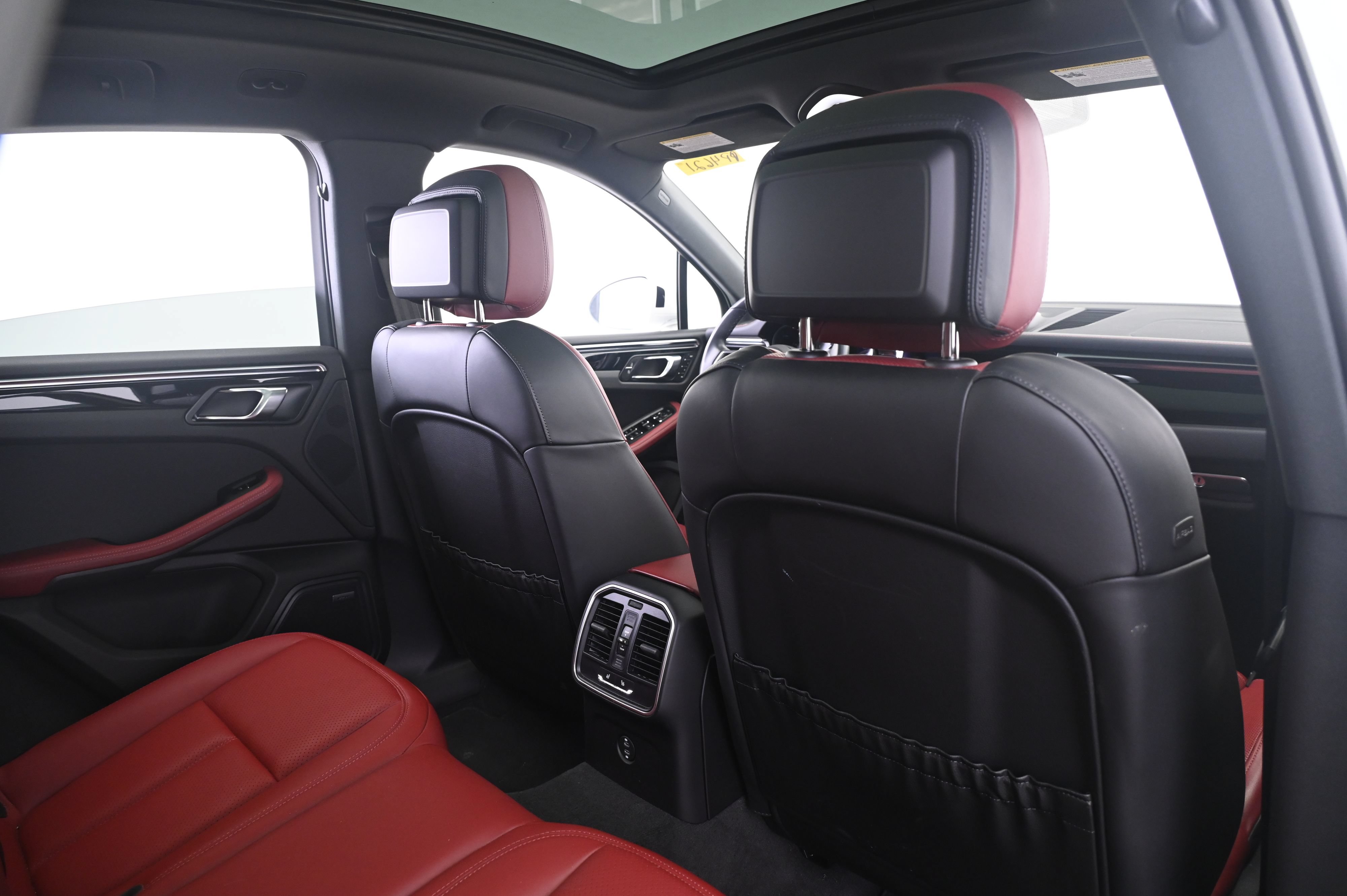 Certified 2024 Porsche Macan S AWD/4WD image 17