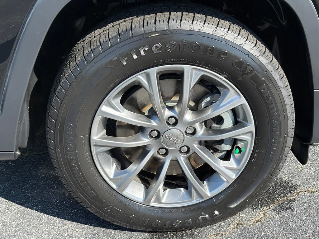 Used 2019 Jeep Cherokee Latitude Plus w/ Cold Weather Group AWD/4WD image 29