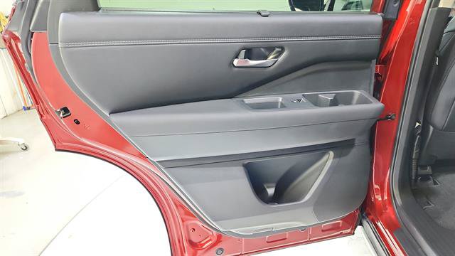 Certified 2025 Nissan Pathfinder Platinum w/ Cargo Package FWD image 24