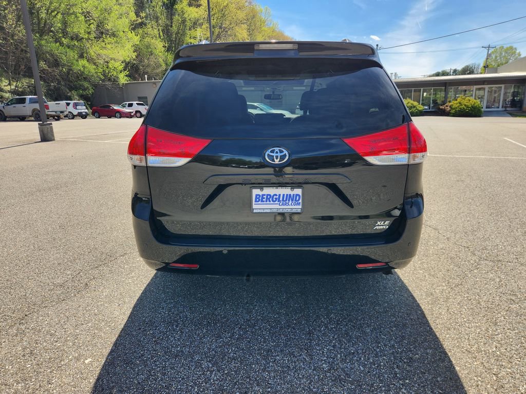 Used 2013 Toyota Sienna XLE w/ Entertainment Pkg image 5