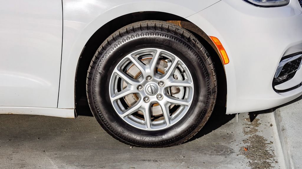 Used 2022 Chrysler Pacifica Touring-L FWD image 11