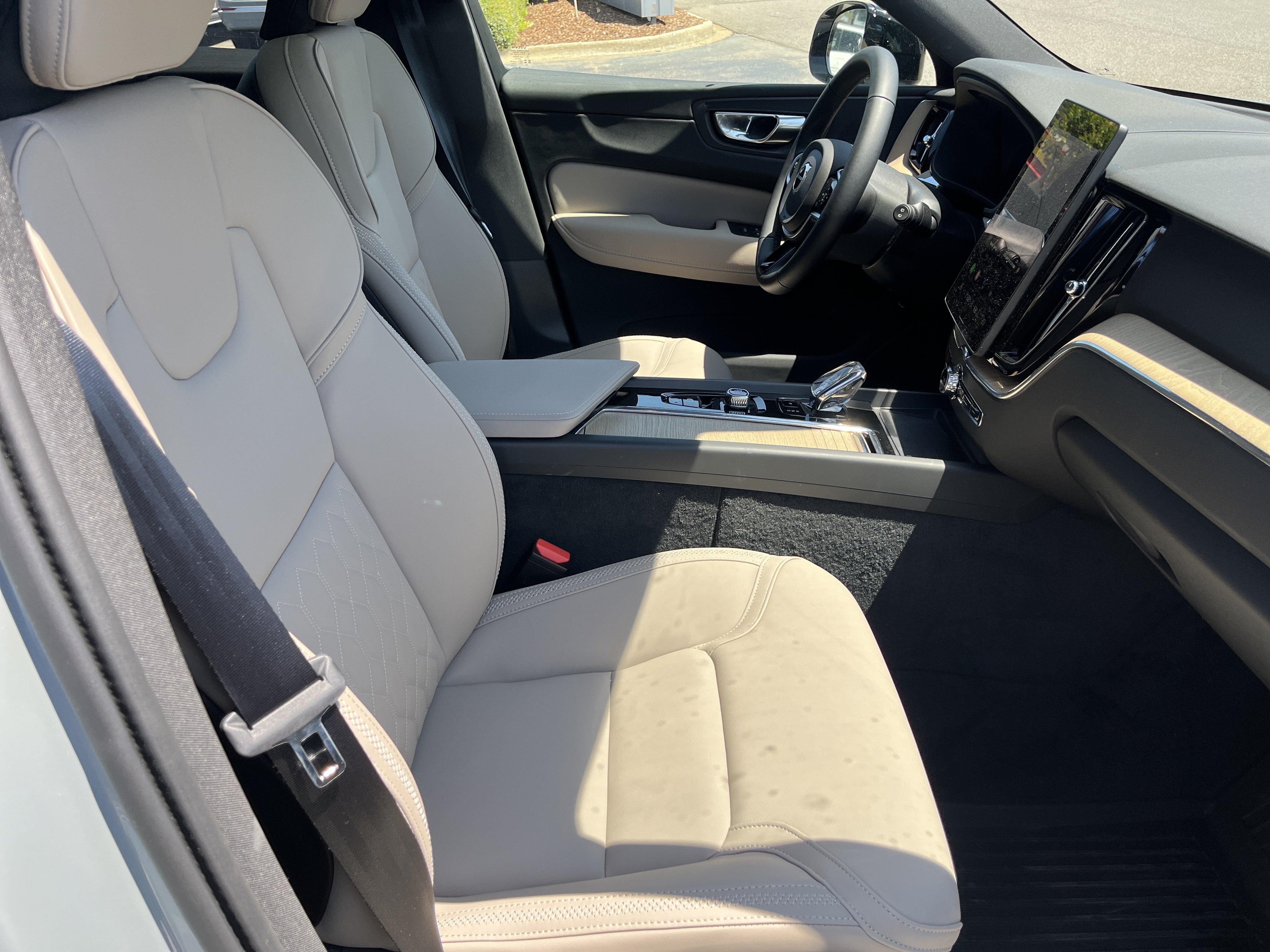 New 2026 Volvo XC60 B5 Plus w/ Protection Package Premier AWD/4WD image 23