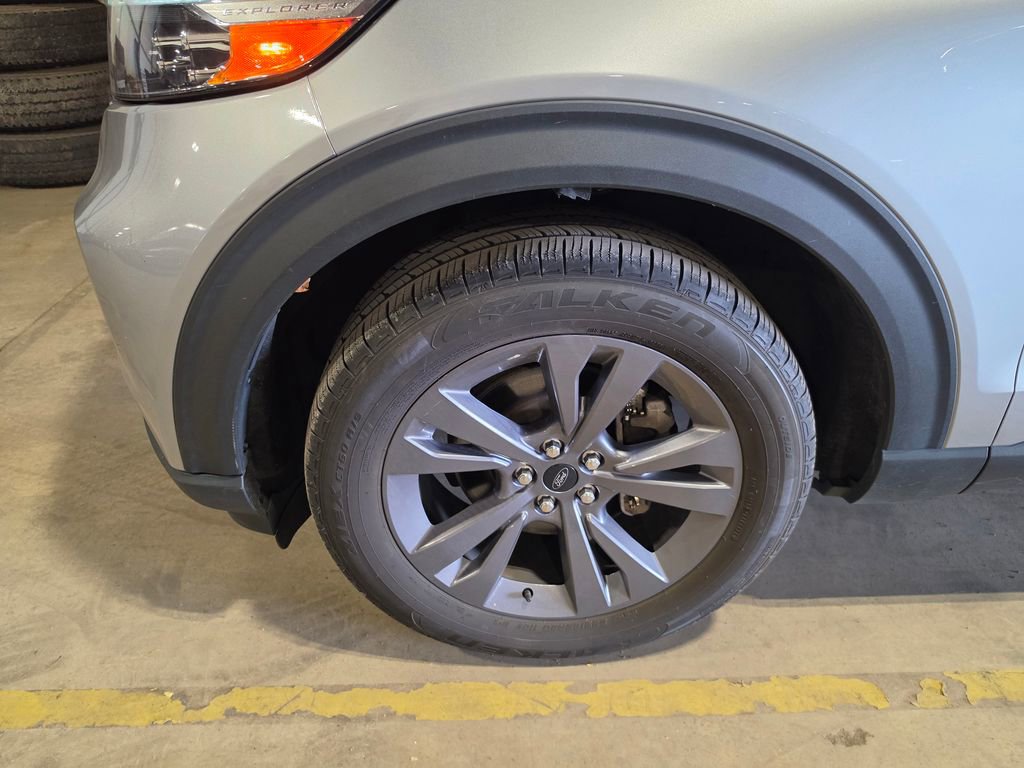 Used 2022 Ford Explorer XLT w/ Equipment Group 202A AWD/4WD image 3