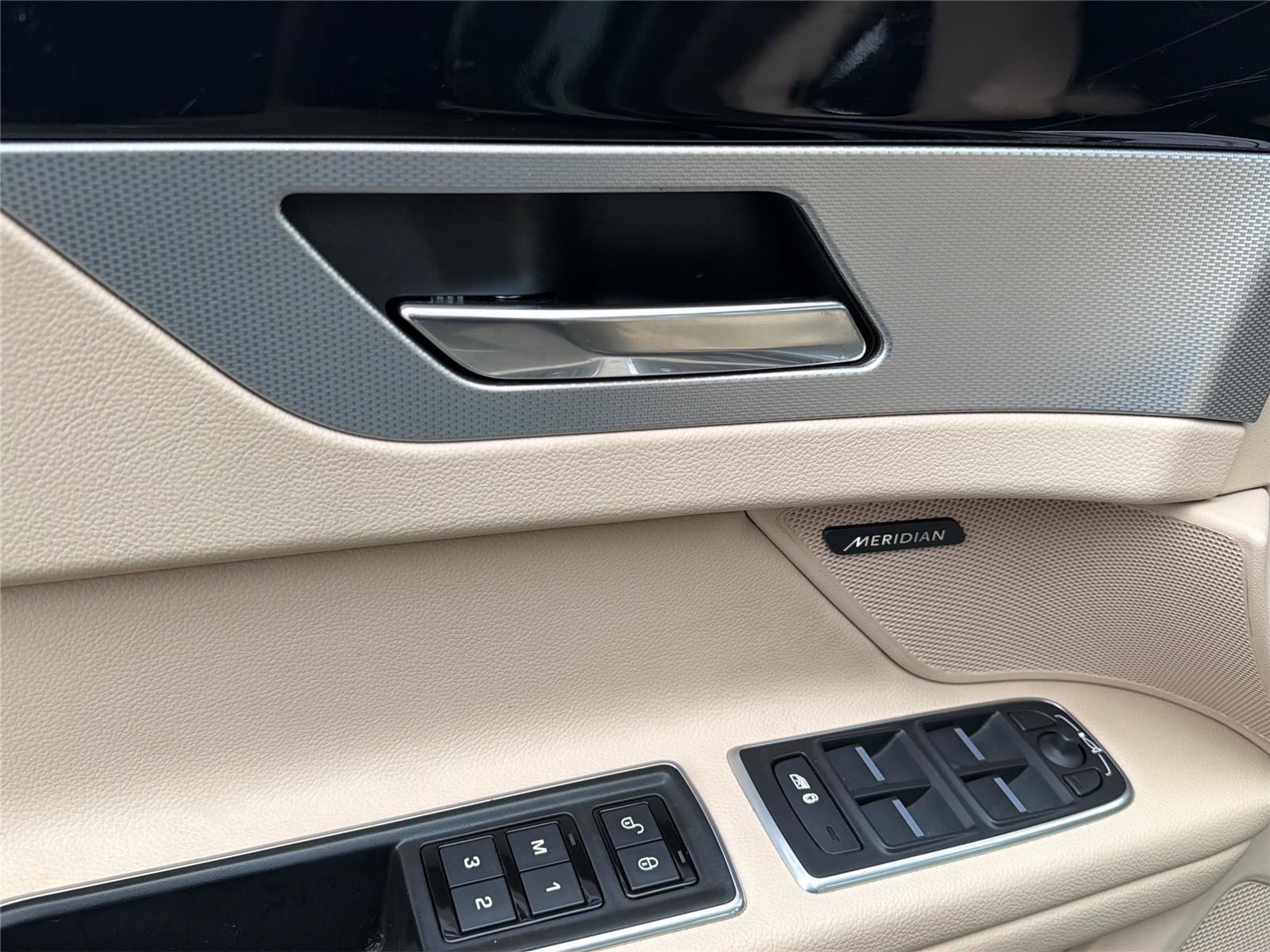 Used 2020 Jaguar XF Premium image 33