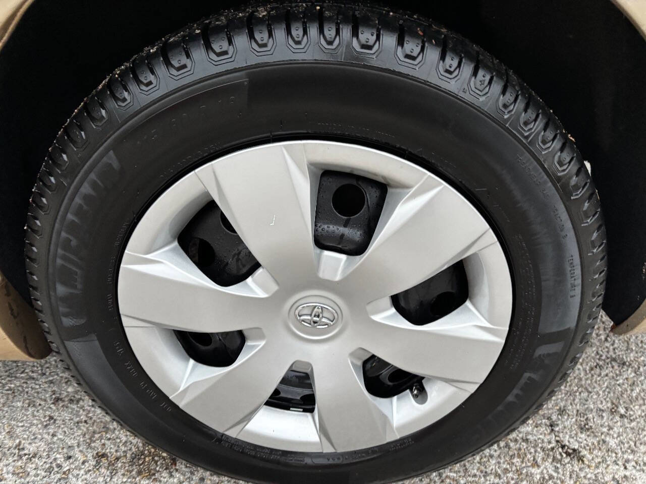Used 2011 Toyota Camry LE image 15