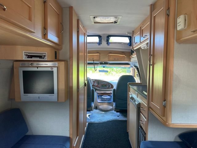 Used 2003 Ford E-350 and Econoline 350 Super Duty RWD image 9