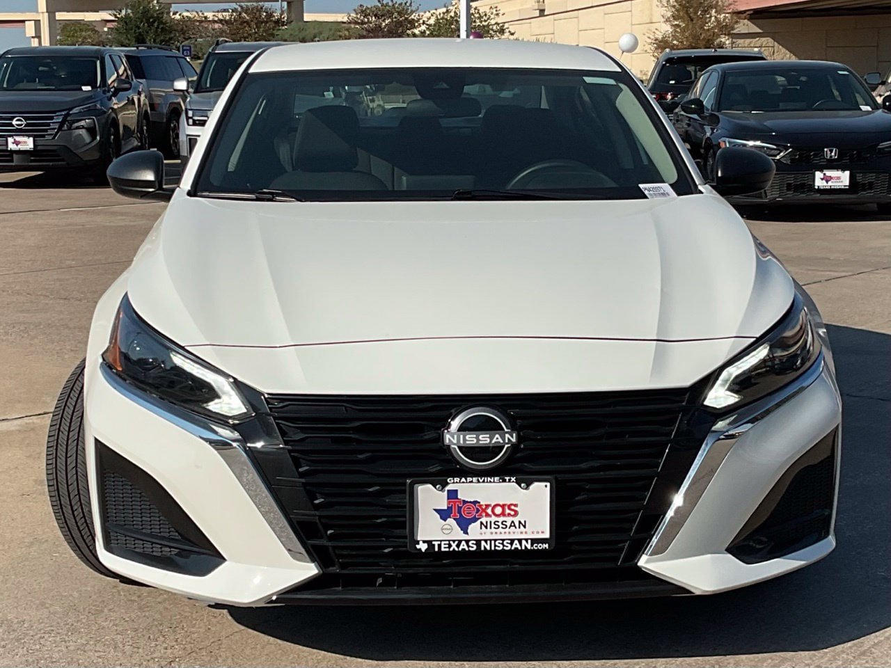 Used 2025 Nissan Altima 2.5 SV FWD image 2