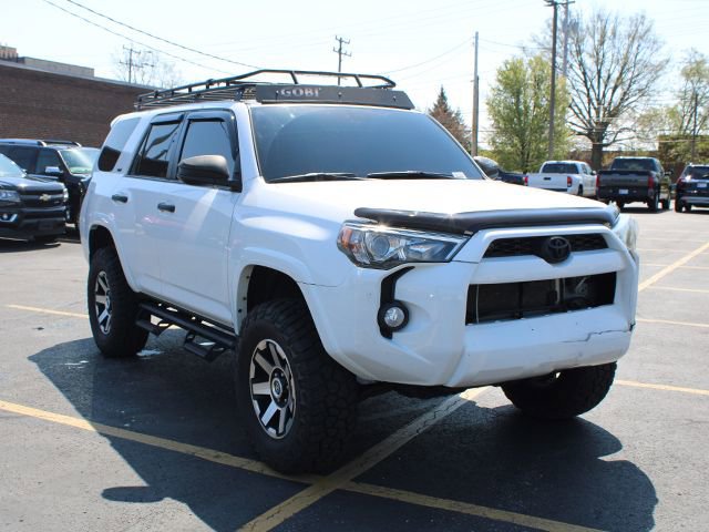 Used 2018 Toyota 4Runner SR5 AWD/4WD image 3