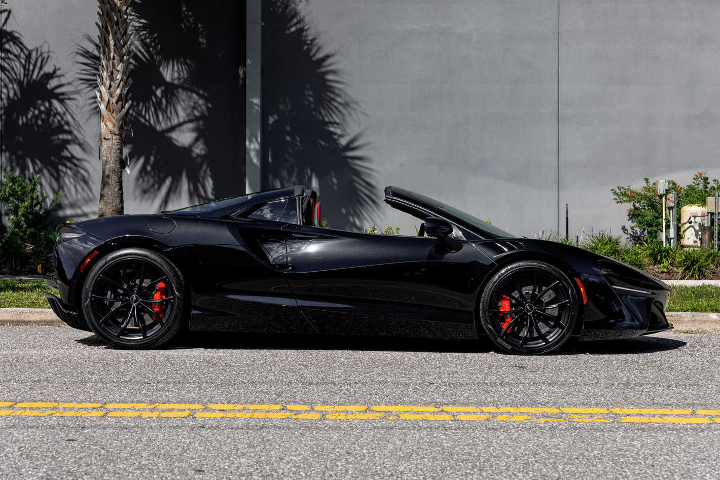Used 2026 McLaren Artura Spider RWD image 14