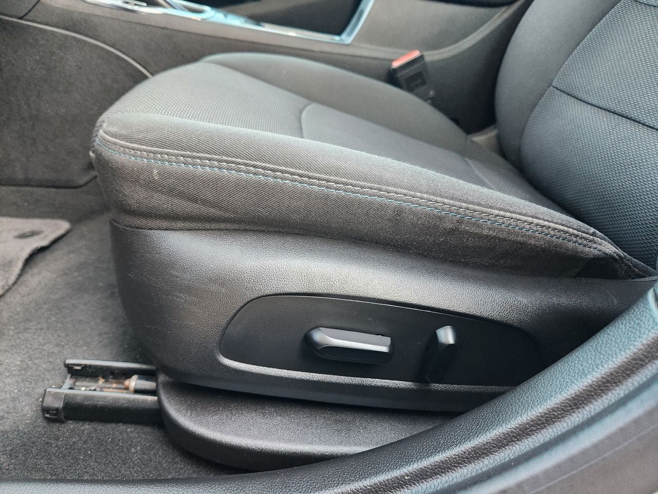 Used 2017 Chevrolet Cruze LT w/ Sun And Sound Package FWD image 23