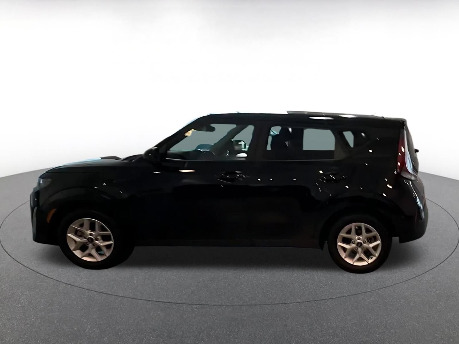 Used 2025 Kia Soul LX w/ LX Technology Package FWD image 8