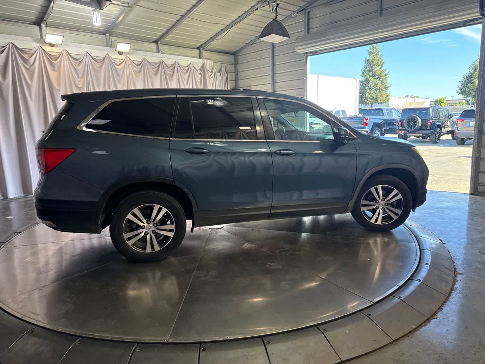 Used 2017 Honda Pilot EX image 4