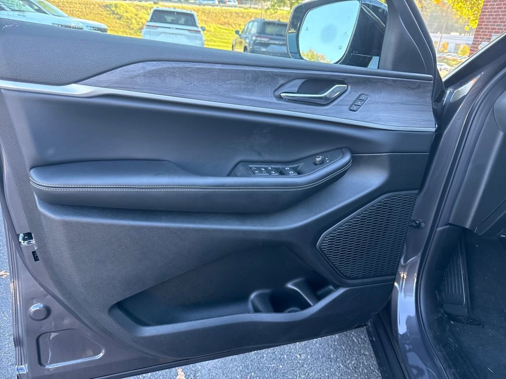 New 2025 Jeep Grand Cherokee L Laredo w/ Luxury Tech Group I image 11