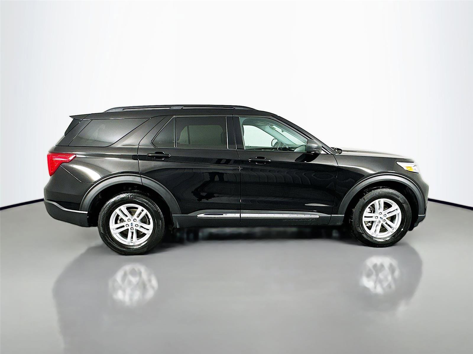 Used 2023 Ford Explorer XLT image 8