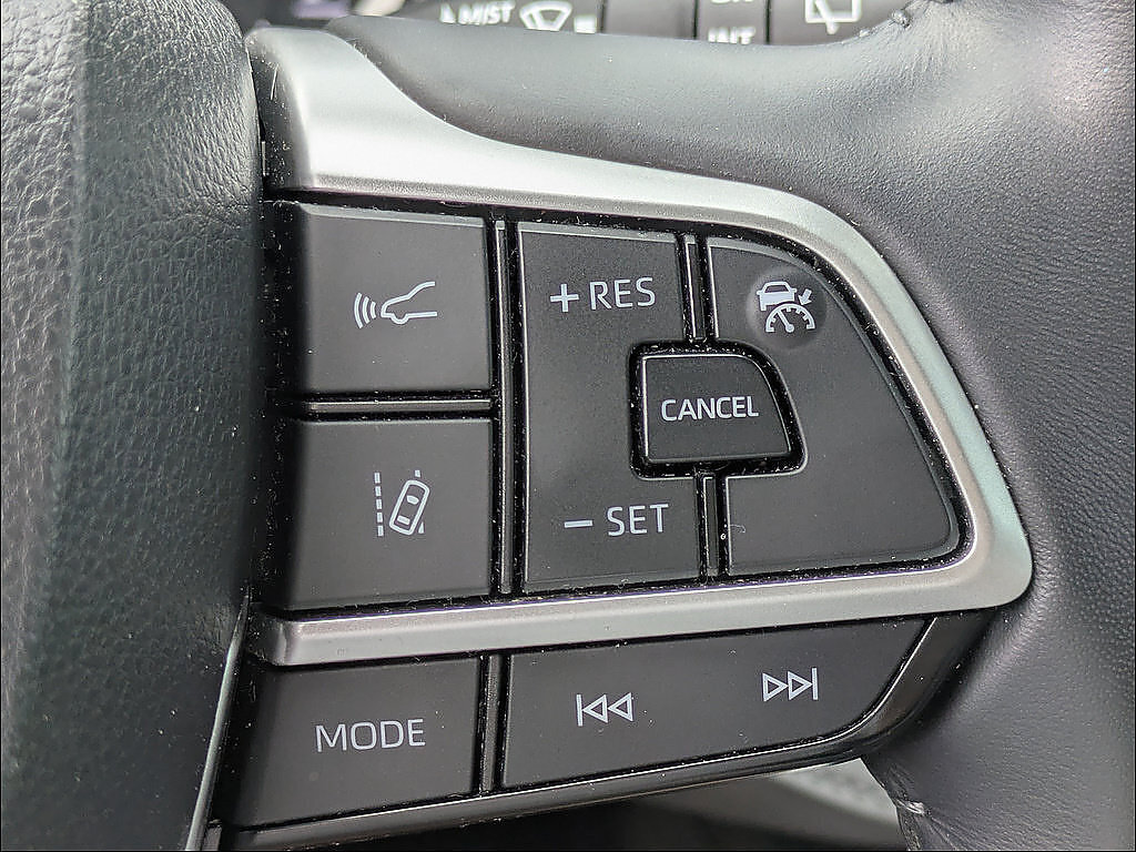 Used 2023 Toyota Highlander XLE FWD image 25