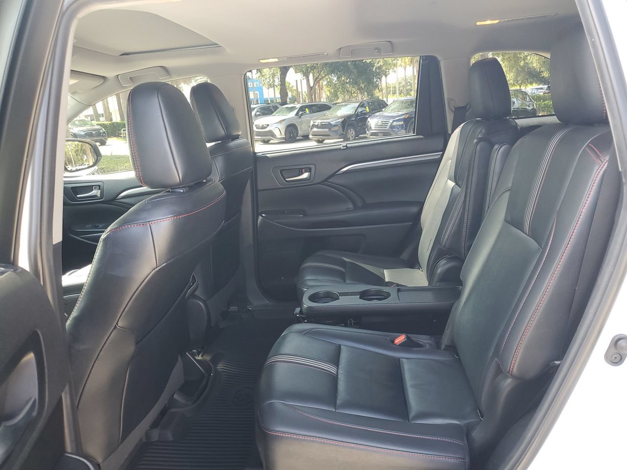 Used 2019 Toyota Highlander SE FWD image 10